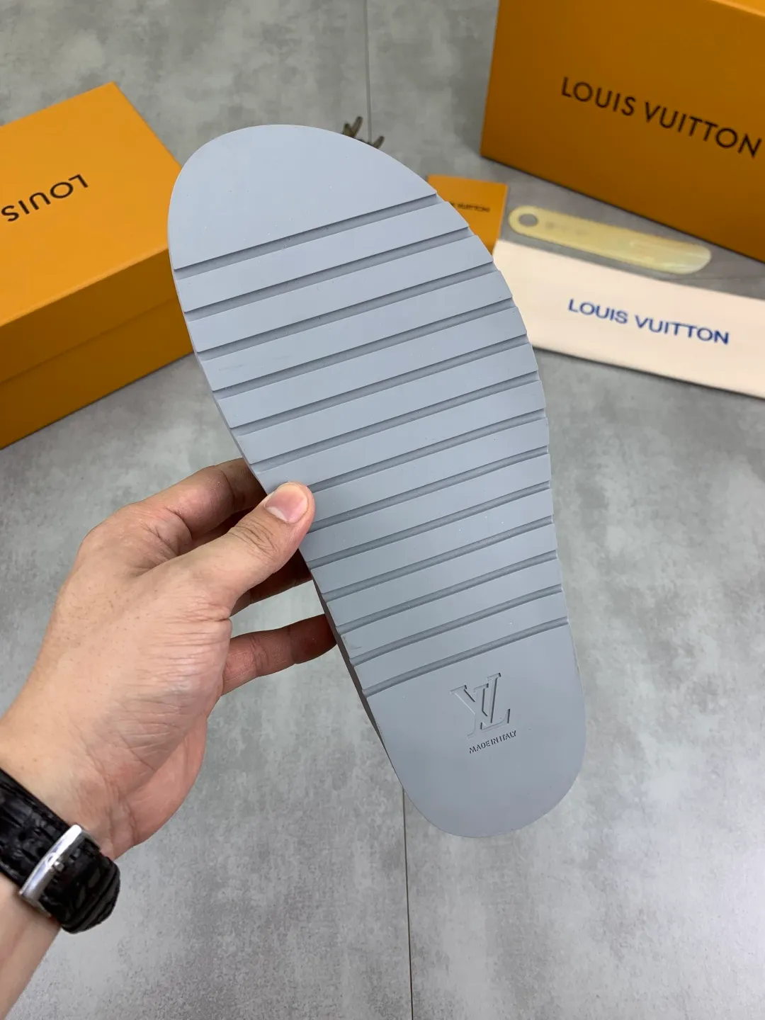 Men's shoes 💰P300💰【New style】🆘 Original quality 【LOUIS VUITTON】The popular Louis Vuitton LV men's slippers on the official website are on sale simultaneously! Original fabric imported from Italy, original factory special supply, code number: 38-44 (45 customized), many colors available